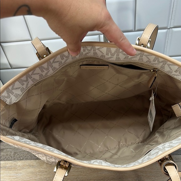 NWT Michael kors vanilla jet set tote - Picture 4 of 7